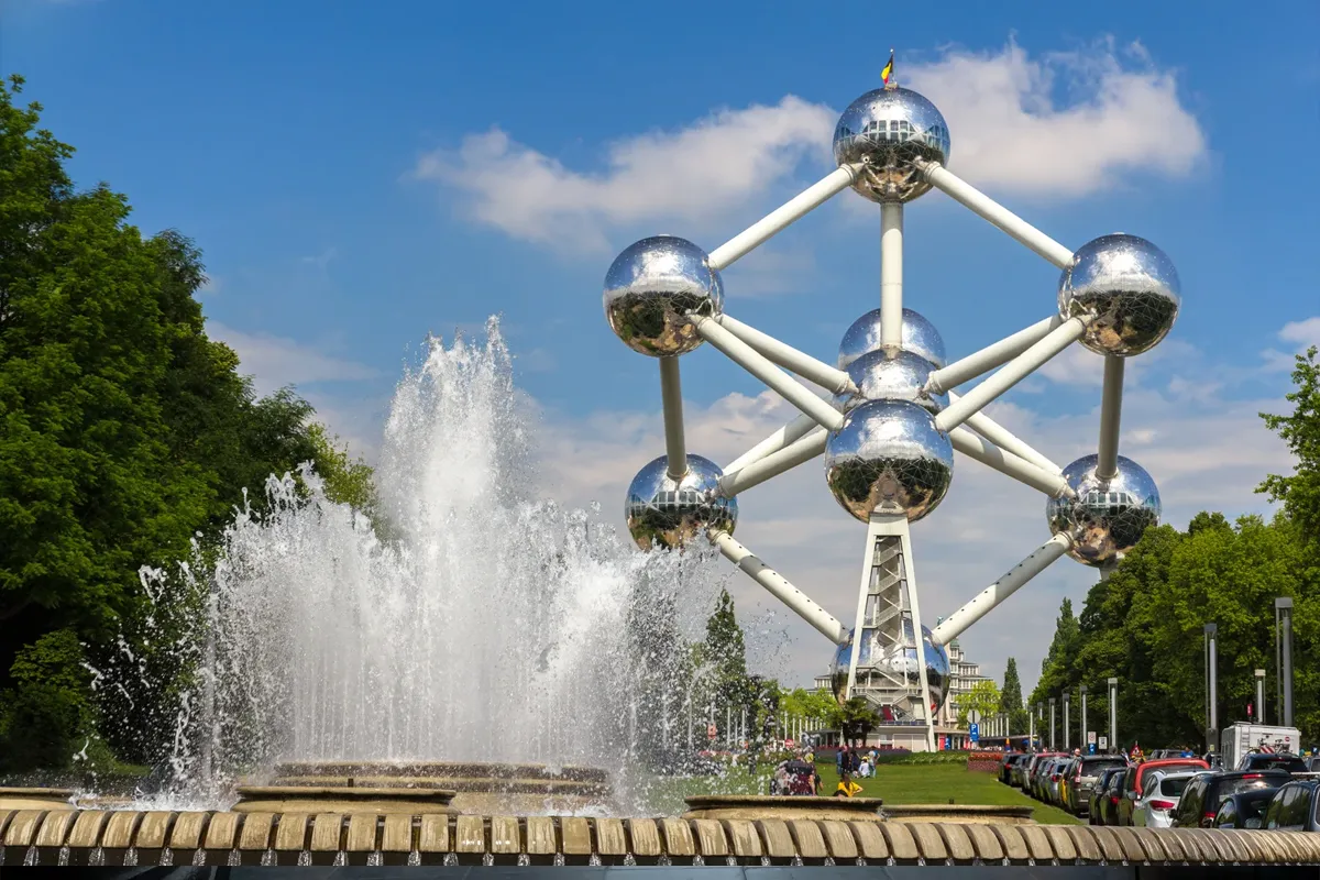 Atomium, parc et fontaine dans la ville de Bruxelles