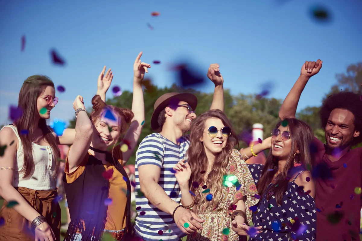 Personnes dansant et participant à un festival organisé à Bruxelles