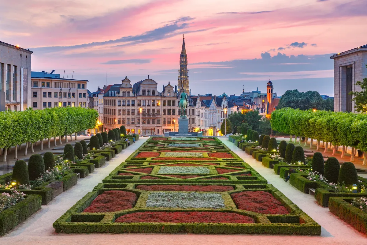 Jardins à la française avec la ville de Bruxelles en fond