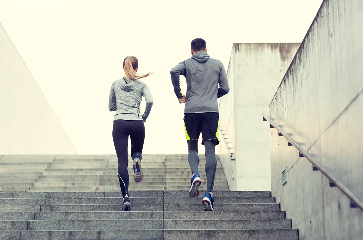 2 personnes faisant du sport à Bruxelles sur un escalier