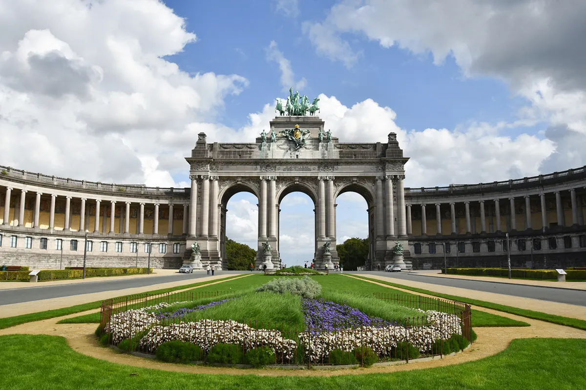 Vue emblématique du Parc du Cinquantenaire à Bruxelles