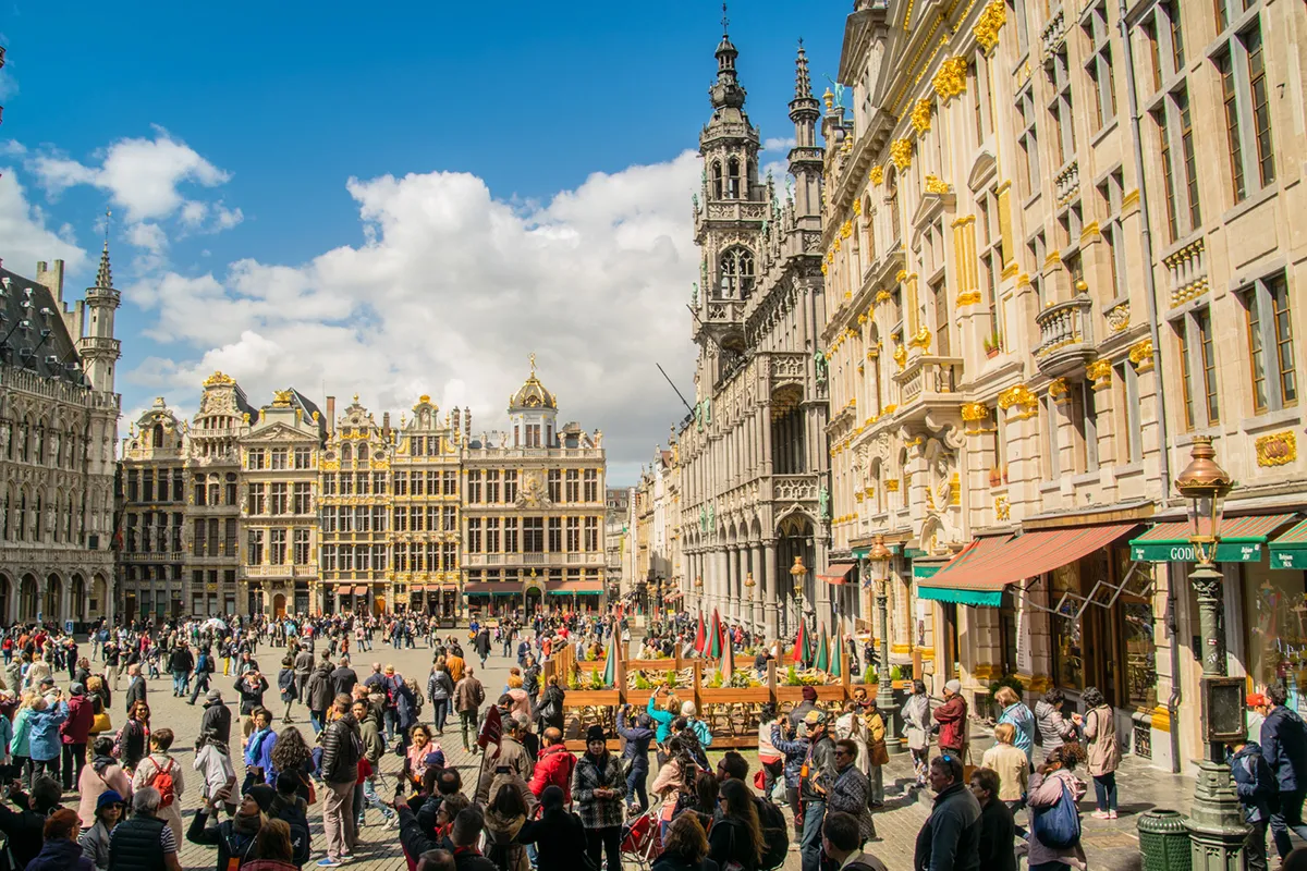 La Grand Place de Bruxelles remplie de monde pendant l'été