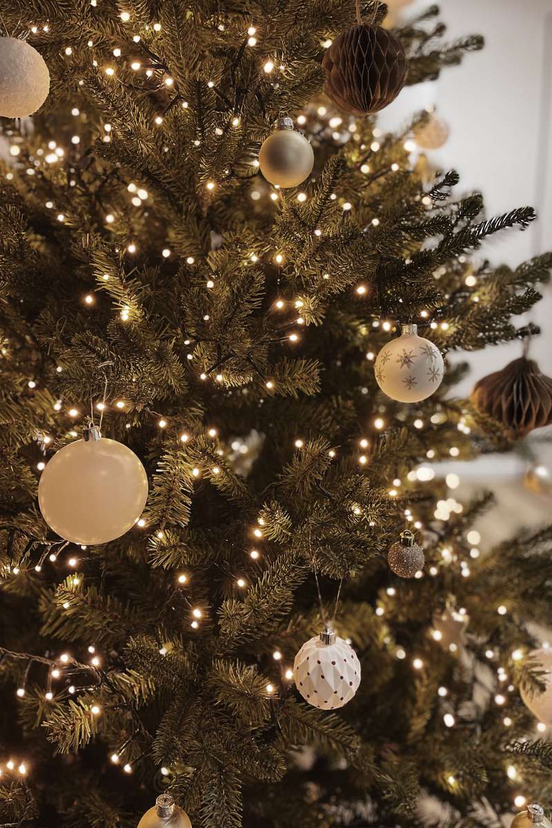 Sapin naturel décoré avec des boules de Noël